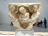 Lutrin, Pieta entre deux anges (de Giovanni Pisano, Pistoia, v 1301, Marbre)(2)